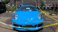 Porsche 911 Carrera S ini menggendong mesin berkapasitas 3.800 cc. Mesin itu mampu menghasilkan tenaga 400 daya kuda pada 7.400 rpm dan torsi 325 lb-ft pada 5.600 rpm. Tenaga tersebut disalurkan melalui penggerak roda belakang. Mesin dipadukan dengan transmisi otomatis 7 percepatan dual clutch. (Mulia/detikcom)
