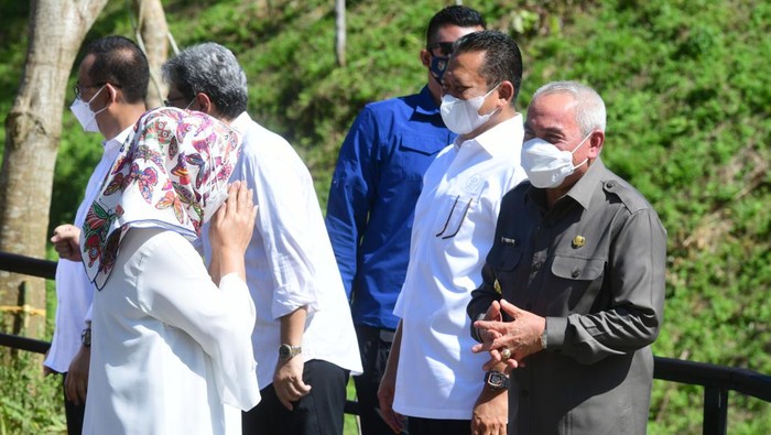 Potret Jokowi Bersama Sejumlah Menteri di Titik Nol IKN Nusantara Presiden Joko Widodo melakukan kunjungan kerja ke Kalimantan Timur. Jokowi didampingi istrinya, Iriana dan sejumlah menteri, Senin, (14/3/2022).
