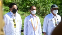 Turut mendampingi Jokowi dalam kunjungan kerja tersebut antara lain Menteri BUMN Erick Thohir, Menteri Investasi Bahlil Lahadalia, Menteri PUPR Basuki Hadimuljono. 