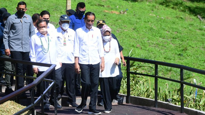 Potret Jokowi Bersama Sejumlah Menteri di Titik Nol IKN Nusantara Presiden Joko Widodo melakukan kunjungan kerja ke Kalimantan Timur. Jokowi didampingi istrinya, Iriana dan sejumlah menteri, Senin, (14/3/2022).