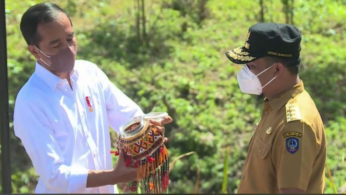 Presiden Joko Widodo menerima air dan tanah dari Sulsel untuk dimasukkan ke Kendi Nusantara.
