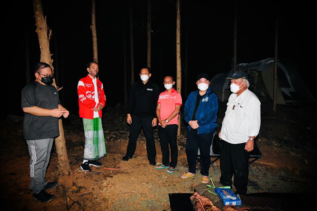 Presiden Jokowi menikmati suasana malam hari di Ibu Kota Negara (IKN) Nusantara dengan udara sejuk dan cuaca cerah. Begini suasananya. (Laily Rachev - Biro Pers Sekretariat Presiden)