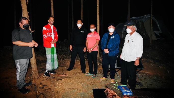 Presiden Jokowi menikmati suasana malam hari di Ibu Kota Negara (IKN) Nusantara dengan udara sejuk dan cuaca cerah. Begini suasananya. (Laily Rachev - Biro Pers Sekretariat Presiden)