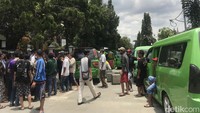 Pantauan detikJabar di lokasi, angkot dengan nomor trayek 08 itu terparkir di trotoar dan Jalan Ir. Djuanda. Mereka bertahan di depan gedung sekitar dua jam sambil menyampaikan keresahannya kepada petugas yang ada di lokasi.    