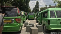 Sekretaris Paguyuban Sopir Angkot 08, Iwan (33) mengatakan, audiensi tersebut belum diterima oleh dewan. Para sopir angkot, kata dia, menolak untuk menerapkan kembali trayek angkutan lama. Trayek lama tersebut yaitu dari dari Jalan Stasiun-Zaenal Jakse dan keluar di Jalan Ahmad Yani (gedung BRI).   