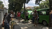 Salah satu sopir angkot, Dodi (42) menambahkan, trayek lama itu tidak diterapkan sejak 1999 lalu. Menurutnya, akan sangat berdampak bagi para sopir saat trayek tersebut diterapkan dan diubah secara sepihak.   