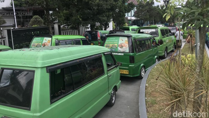 Protes Soal Trayek, Sopir Angkot Sukabumi Demo di Gedung Dewan Ratusan sopir angkutan kota (angkot) jurusan Cibaraja-Cisaat-Sukabumi melakukan aksi unjuk rasa di depan gedung Dewan Perwakilan Rakyat Daerah (DPRD), Jalan Ir. Djuanda, Kecamatan Cikole, Kota Sukabumi, Senin (14/3/2022).