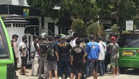 Ratusan sopir angkutan kota (angkot) jurusan Cibaraja-Cisaat-Sukabumi melakukan aksi unjuk rasa di depan gedung Dewan Perwakilan Rakyat Daerah (DPRD), Jalan Ir. Djuanda, Kota Sukabumi, Senin (14/3/2022).   