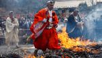 Festival Himawari, Pengunjung Berani Melintasi Api Tanpa Alas Kaki