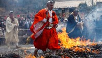 Diketahui, festival berjalan di atas api ini kembali digelar untuk umum setelah tahun sebelumnya digelar tertutup akibat pandemi COVID-19. Festival ini digelar di gunung Takao yang berada di kawasan Tokyo, Jepang, pada akhir pekan lalu.  