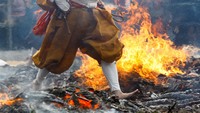 Dalam festival tersebut warga akan berjalan di atas bara api tanpa alas kaki dan memanjatkan doa untuk meminta keselamatan.  