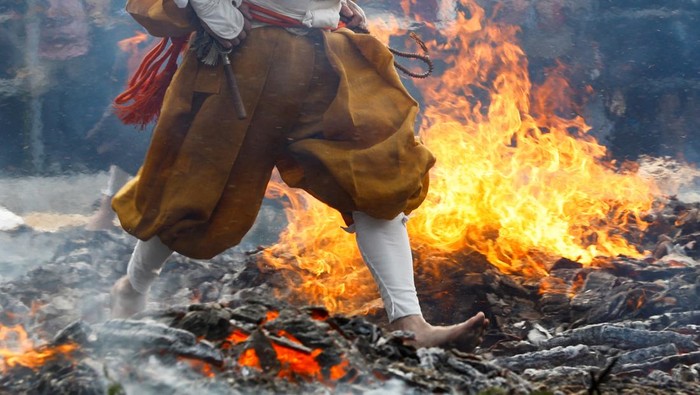 Festival berjalan di atas api yang juga disebut Himawari Matsuri kembali digelar di Jepang. Dalam festival itu warga berjalan tanpa alas kaki di atas bara api.