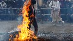 Festival Himawari, Pengunjung Berani Melintasi Api Tanpa Alas Kaki