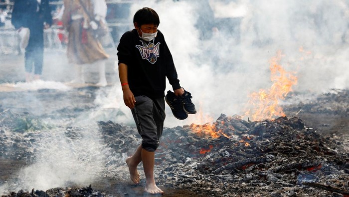 Festival berjalan di atas api yang juga disebut Himawari Matsuri kembali digelar di Jepang. Dalam festival itu warga berjalan tanpa alas kaki di atas bara api.