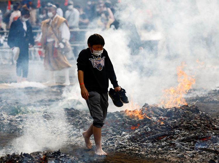 Festival Himawari, Pengunjung Berani Melintasi Api Tanpa Alas Kaki