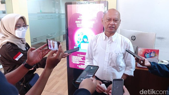 Nundang Busaeri rektor Unsil terpilih saat memberikan keterangan