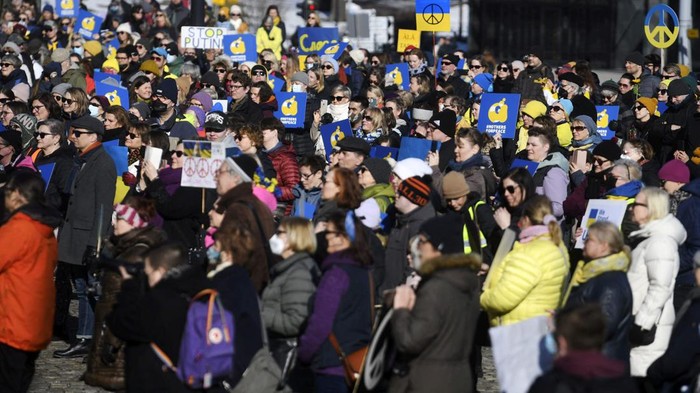 Rusia Serang Ukraina, Demo Penolakan Terus Terjadi Unjuk rasa menolak invasi Rusia ke Ukraina terus terjadi di sejumlah negara. Salah satunya di Helsinki, Finlandia.