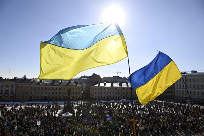 Unjuk rasa menolak invasi Rusia ke Ukraina terus terjadi di sejumlah negara. Salah satunya di Helsinki, Finlandia.