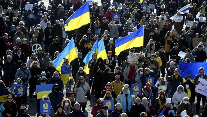Unjuk rasa menolak invasi Rusia ke Ukraina terus terjadi di sejumlah negara. Salah satunya di Helsinki, Finlandia.