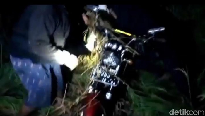 Salah satu pemotor mencemplungkan motornya ke sawah untuk menghindari razia balap liar