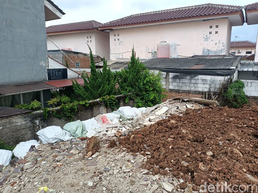 Saluran air yang tertutup longsoran tanah di Jl Haji Dogol, Pondok Bambu, Duren Sawit, Jakarta Timur, 14 Maret 2022. (Karin Nur Secha/detikcom)