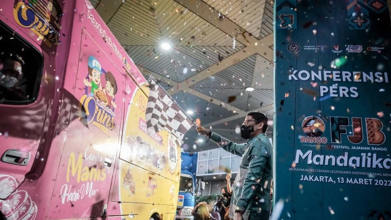 Sandiaga Uno Sandiaga melepas rombongan foodtruck di Kemenparekraf, Minggu (12/3/2022).