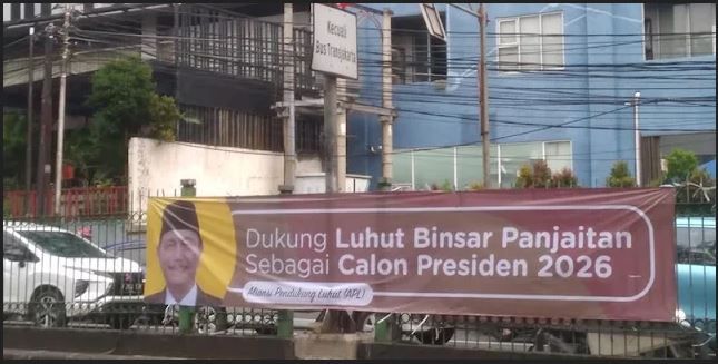 Screenshot spanduk viral dukung Luhut jadi Capres 2026 (dok. Istimewa)