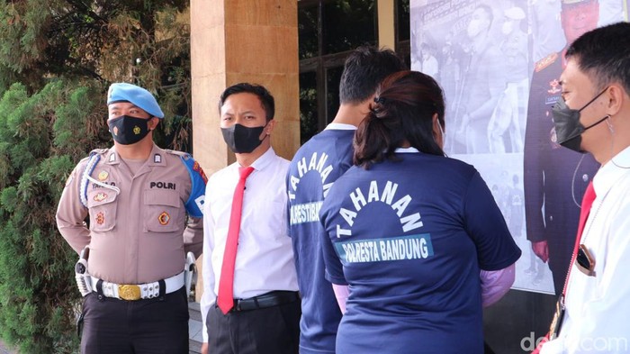 Sepasang suami istri (pasutri) diamankan Satreskrim Polresta Bandung karena terbukti melakukan penjualan online fiktif.