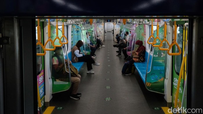 PT MRT Jakarta (Perseroda) memberlakukan kapasitas tempat duduk 100% di MRT mulai hari ini. Seperti apa suasananya?
