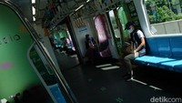 Sudah tidak ada lagi stiker jaga jarak di kursi penumpang MRT.