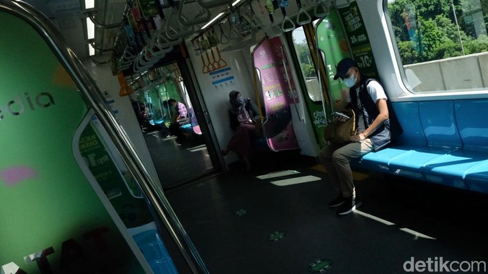 PT MRT Jakarta (Perseroda) memberlakukan kapasitas tempat duduk 100% di MRT mulai hari ini. Seperti apa suasananya?