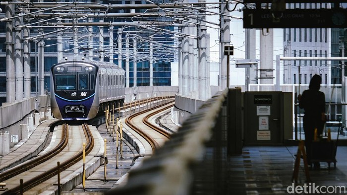 Setelah KRL, Naik MRT Kini Tak Perlu Jaga Jarak Lagi PT MRT Jakarta (Perseroda) memberlakukan kapasitas tempat duduk 100% di MRT mulai hari ini. Seperti apa suasananya?