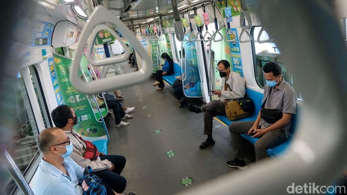 PT MRT Jakarta (Perseroda) memberlakukan kapasitas tempat duduk 100% di MRT mulai hari ini. Seperti apa suasananya?