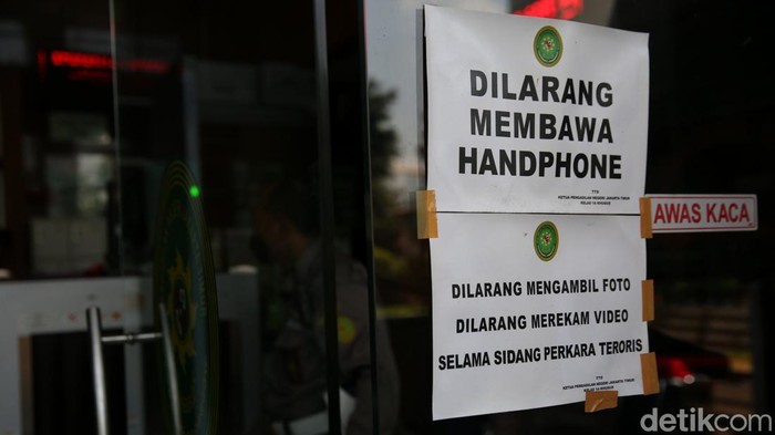 Sidang Tuntutan Kasus Terorisme Munarman Berlangsung Tertutup Petugas kepolisian menjaga ruang sidang utama yang diselenggarakan sidang tuntuntan dengan terdakwa Munarman di Pengadilan Negeri Jakarta Timur, Jakarta, Senin (14/3/2022).