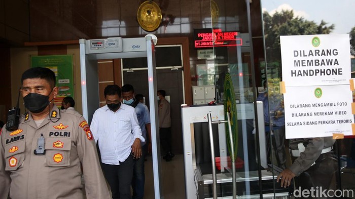 Sidang Tuntutan Kasus Terorisme Munarman Berlangsung Tertutup Petugas kepolisian menjaga ruang sidang utama yang diselenggarakan sidang tuntuntan dengan terdakwa Munarman di Pengadilan Negeri Jakarta Timur, Jakarta, Senin (14/3/2022).