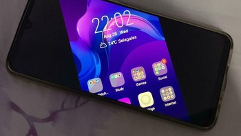 Tampilan layar smartphone yang tidak semestinya alias melenceng. Foto: Bored Panda