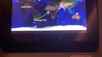 Petunjuk arah di pesawat bikin kaget karena menampilkan pesawat jauh melenceng dari tujuan, untungnya cuma karena error. Foto: Bored Panda