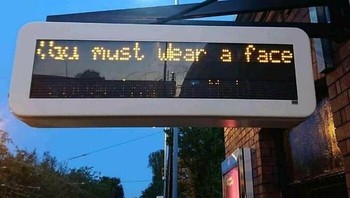 Papan pengumuman mendadak menampilkan kalimat aneh, Anda harus mengenakan sebuah wajah. Foto: Bored Panda