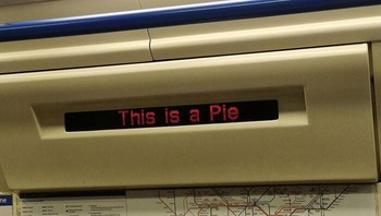 Papan pengumuman lokasi stasiun di kereta malah menampilkan pesan ini adalah sebuah kue pie. Foto: Bored Panda