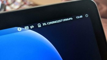 Detail sekali persentase kapasitas baterai yang ditampilkan, sampai komanya sangat panjang. Foto: Bored Panda