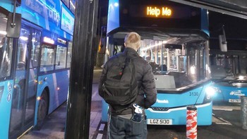 Papan pengumuman di bus terbaca tolong aku. Foto: Bored Panda