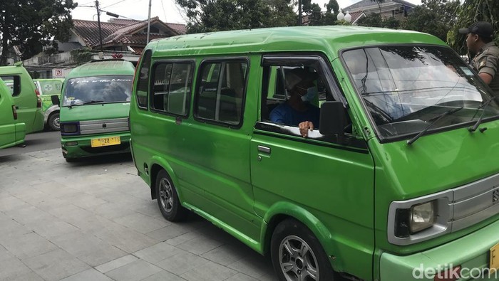 Sopir angkot di Sukabumi mogok operasi.