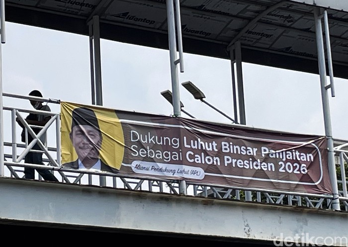 Spanduk berisi dukungan terhadap Luhut Binsar Pandjaitan menjadi calon presiden 2026 terpasang di JPO Jalan Matraman Raya, Jakarta, Senin (14/3/2022). Ini penampakannya.