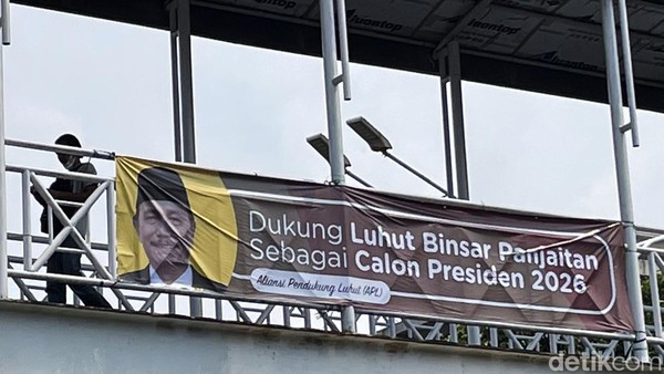 Spanduk Dukung Luhut Capres 2026 Nongol di JPO Matraman