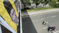 Dalam spanduk itu, tampak foto Luhut dengan setelan jas dan peci berwarna hitam.