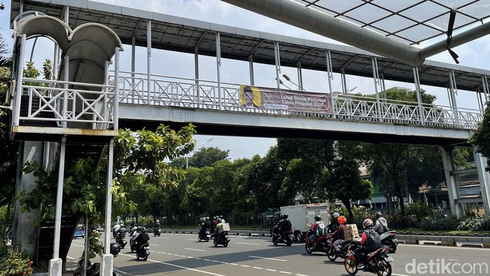 Spanduk berisi dukungan terhadap Luhut Binsar Pandjaitan menjadi calon presiden 2026 terpasang di JPO Jalan Matraman Raya, Jakarta, Senin (14/3/2022). Ini penampakannya.