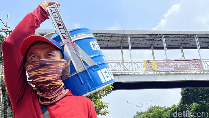 Spanduk Dukung Luhut Capres 2026 Mejeng di JPO Matraman Spanduk berisi dukungan terhadap Luhut Binsar Pandjaitan menjadi calon presiden 2026 terpasang di JPO Jalan Matraman Raya, Jakarta, Senin (14/3/2022). Ini penampakannya.