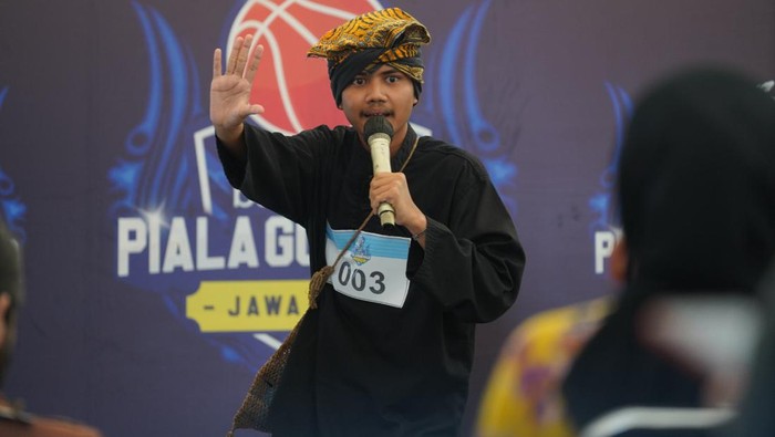 Stand up comedy berbahasa Sunda.