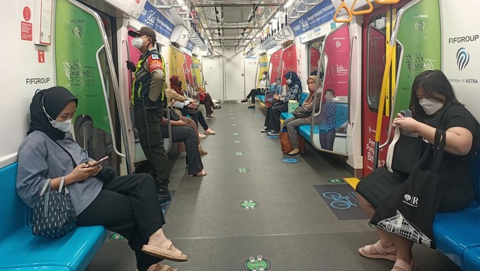 PT MRT Jakarta (Perseroda) memberlakukan kapasitas tempat duduk 100% di MRT mulai hari ini. Meskipun begitu, penumpang moda transportasi ini masih sepi pagi ini.