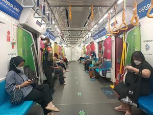 Stiker Jaga Jarak Dilepas, Begini Kondisi Penumpang MRT Pagi Ini